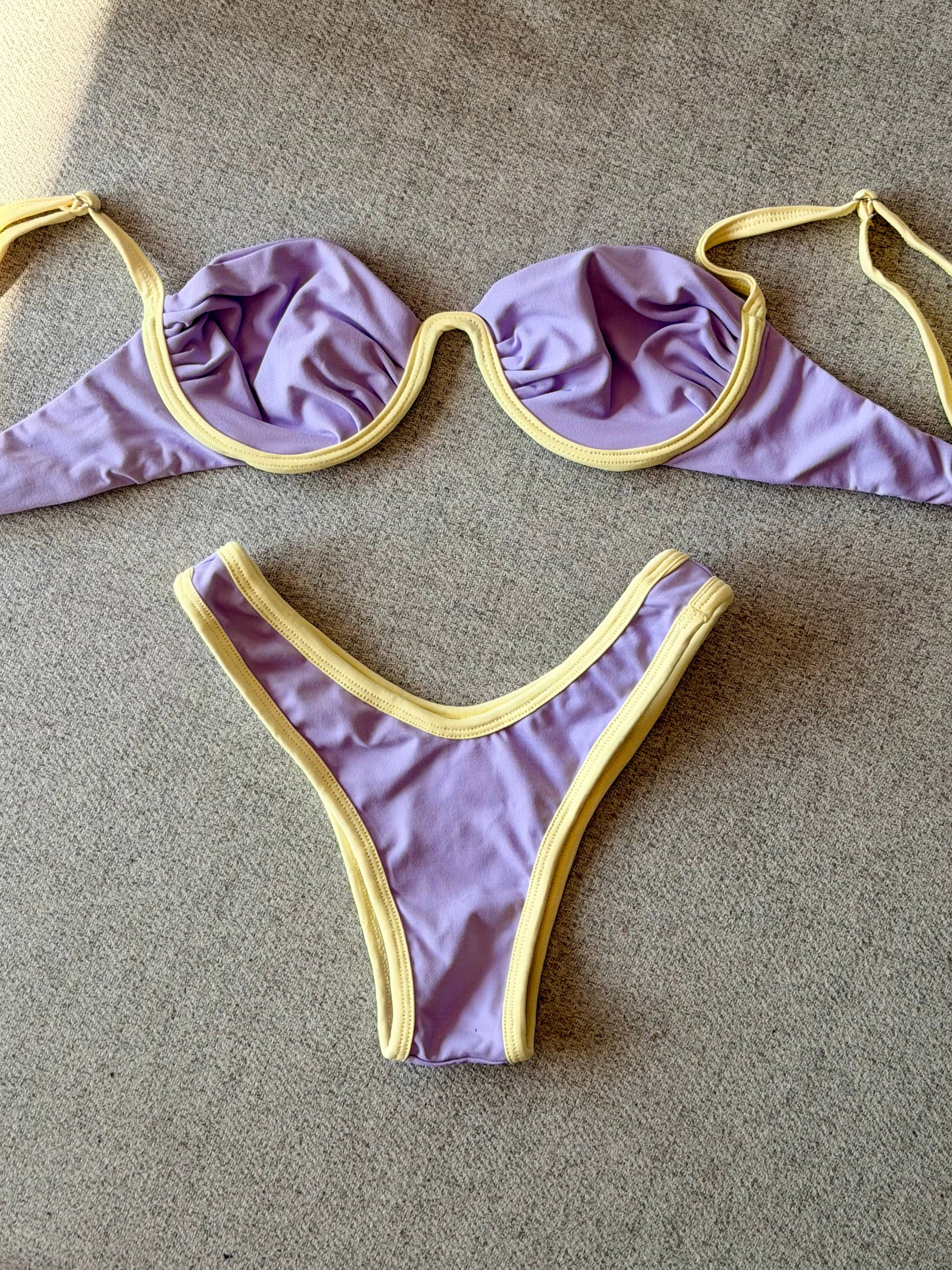 bikini butterfly lilás com contorno amarelo manteiga